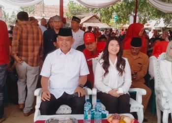 Muklis Basri Dampingi Anak Daftar sebagai Calon Bupati-Wakil Bupati di KPU Pringsewu
