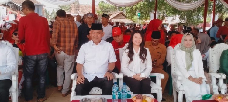 Muklis Basri Dampingi Anak Daftar sebagai Calon Bupati-Wakil Bupati di KPU Pringsewu