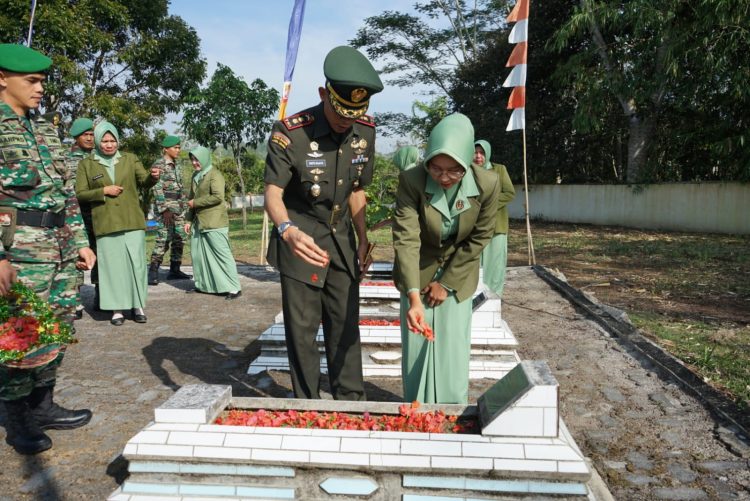 Kodim 0422/LB Gelar Ziarah Rombongan dan Tabur Bunga dalam Peringatan HUT Ke-77 Korem 043/Gatam
