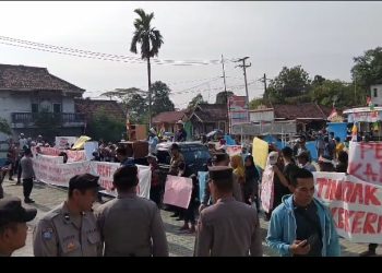 Ratusan Warga Geruduk Kantor Desa Palas Bangunan Tuntut Kepala Desa Mundur