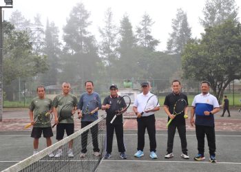 Hari Kedua Kunker, Pj Gubernur Samsudin Ditemani Pj Bupati Nukman Sempatkan Berolahraga Tenis Lapangan.
