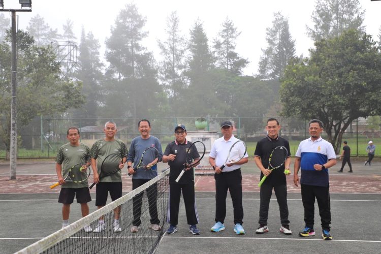 Hari Kedua Kunker, Pj Gubernur Samsudin Ditemani Pj Bupati Nukman Sempatkan Berolahraga Tenis Lapangan.