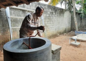 Warga Desa Rejo Basuki tengah melakukan proses fermentasi di tabung digester biogas. Foto: Ist