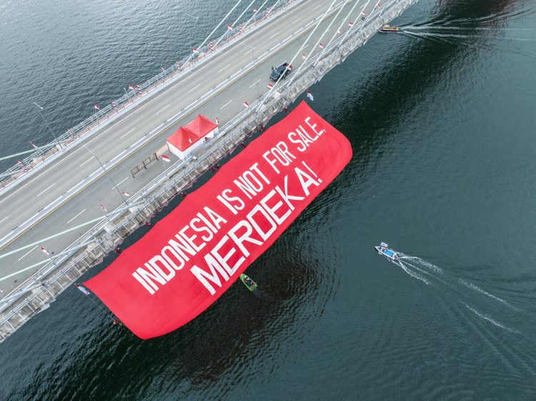 Polisi Amankan Aktivis Greenpeace dan Wartawan yang Bentangkan Spanduk ‘Indonesia is Not For Sale’ di Kaltim