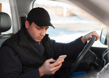 Hati-Hati! Menggunakan HP Saat Berkendara Bisa Kena Tilang Elektronik—Ini Pasal dan Denda yang Berlaku