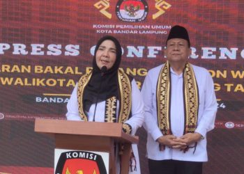 Pasangan Petahana Eva-Deddy Resmi Daftar ke KPU Bandar Lampung