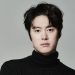 Gong Myung Kembali ke Dunia Akting Usai Wamil, Bintangi Drama tvN ‘Extremely Common Sense Alcoholic’ Bersama Choi Soo-young!