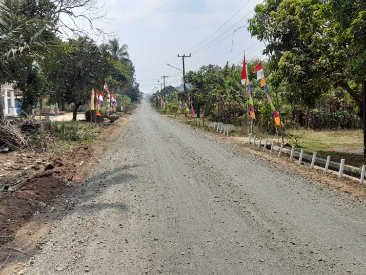 Debu Jalan Mengganggu Warga, Ketua RT Minta Penyiraman Rutin