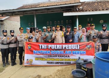 TNI-Polri Bersinergi, Polres Lampung Utara dan Kodim 0412 Salurkan Air Bersih untuk Warga