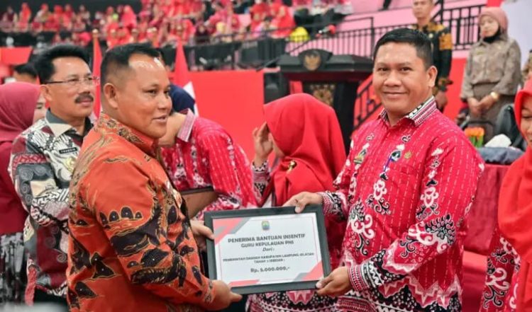 Pemkab Lampung Selatan Serahkan Insentif Tahap II untuk 4.995 Guru Honorer