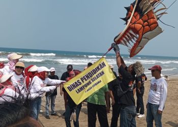 Festival Kite III 2024 Resmi Dibuka di Pantai Kalianda Beach