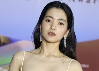 Penampilan Kim Tae Ri Menggebrak di Korean Broadcasting Awards 2024 dengan Gaya Maskulin