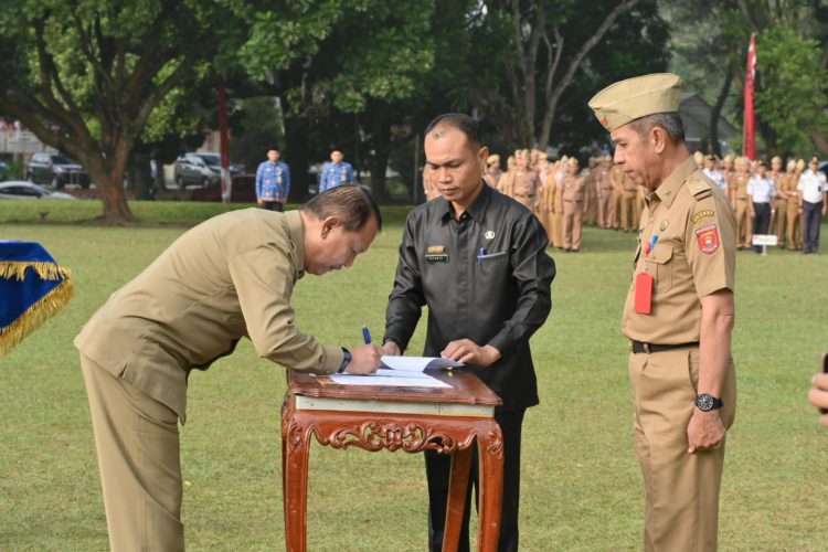 Serah Terima Jabatan Sekretaris Daerah di Lampung Barat: Adi Utama Diserahkan kepada Ismet Inoni