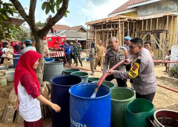 Polres Lampung Selatan Salurkan Air Bersih ke Desa Babatan Sebagai Tanggapan Keluhan Warga