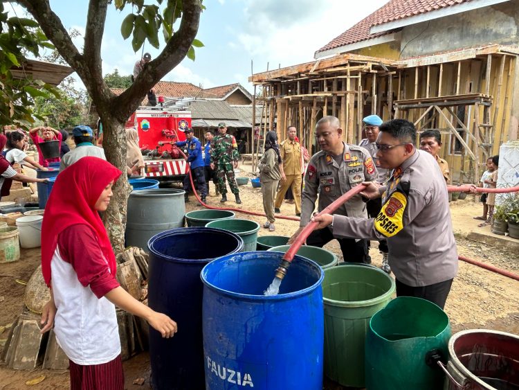 Polres Lampung Selatan Salurkan Air Bersih ke Desa Babatan Sebagai Tanggapan Keluhan Warga
