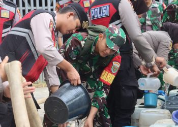 Sinergi Polres Lampung Selatan dan Kodim 0421/LS dalam Penyaluran Bantuan Air Bersih untuk Warga Terdampak Kekeringan
