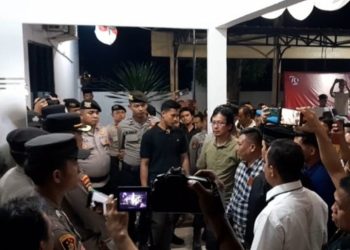 Suasana Memanas di KPU Lampung Timur: Simpatisan Dawam Rahardjo Memprotes Ketiadaan Kejelasan Pendaftaran