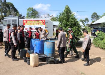 Kapolres Lampung Barat Bagikan Air Bersih untuk Rayakan HUT Polda Lampung