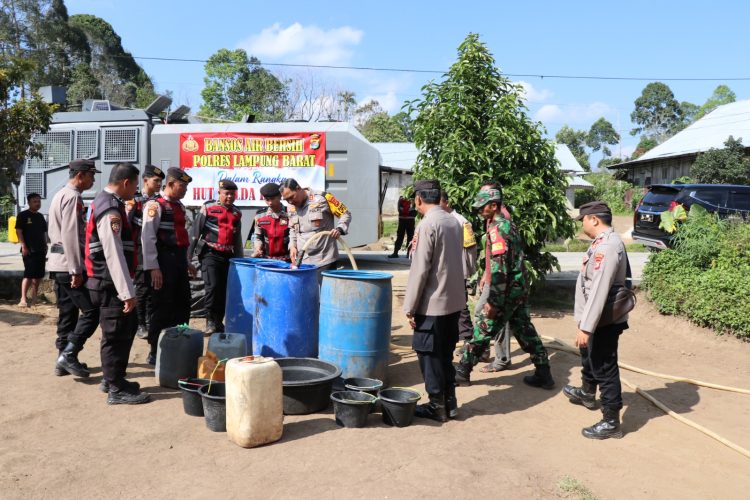 Kapolres Lampung Barat Bagikan Air Bersih untuk Rayakan HUT Polda Lampung