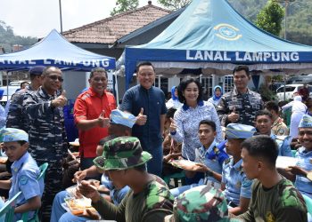 HUT ke-79 TNI AL: Lanal Lampung Sukses Gelar Program Makan Bergizi dan Bakti Sosial