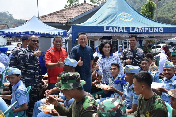 HUT ke-79 TNI AL: Lanal Lampung Sukses Gelar Program Makan Bergizi dan Bakti Sosial