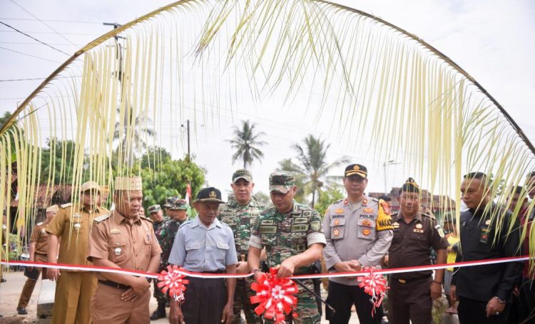 Bupati Pesawaran dan Kodim 0421/Lamsel Resmikan Jalan Nakula di Desa Lumbirejo