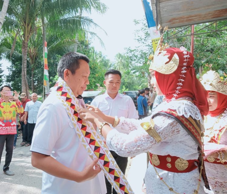 Pemkab Tanggamus Luncurkan Program Gerakan Terpadu Kampung Pesisir, Suaidi Resmikan dan Serahkan Bantuan Sarana Nelayan