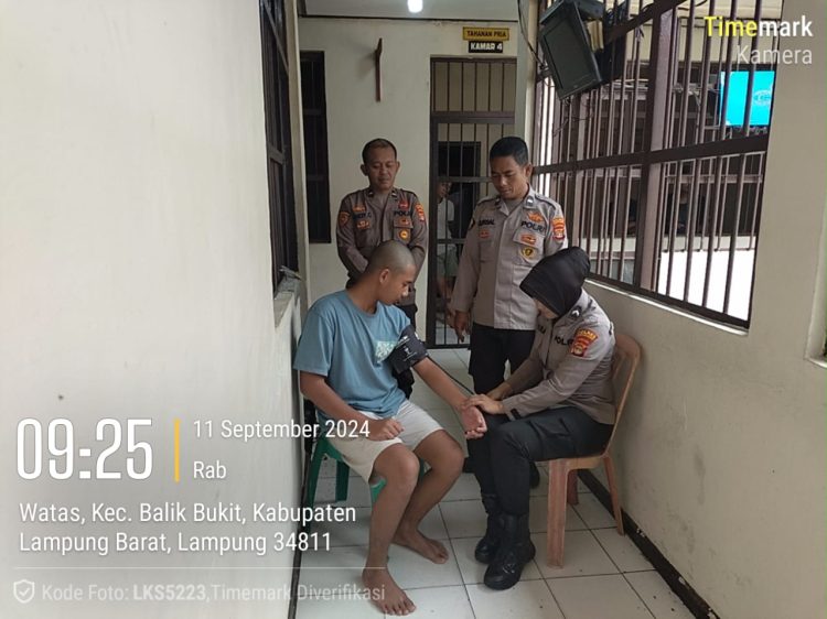 Polres Lampung Barat Lakukan Pemeriksaan Kesehatan Rutin untuk Tahanan di Rutan