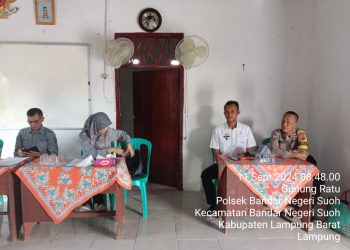 Bhabinkamtibmas Lampung Barat Sambangi Balai Pekon, Ikuti Pemeriksaan Inspektorat untuk Perkuat Pengawasan