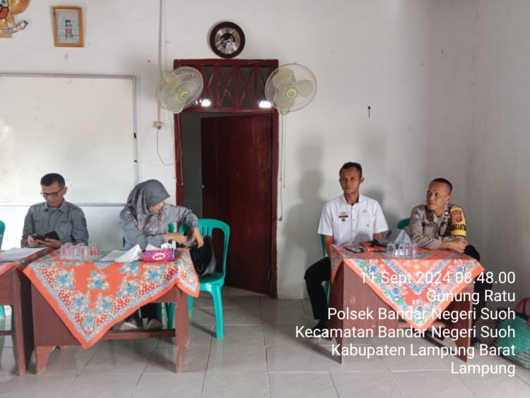 Bhabinkamtibmas Lampung Barat Sambangi Balai Pekon, Ikuti Pemeriksaan Inspektorat untuk Perkuat Pengawasan