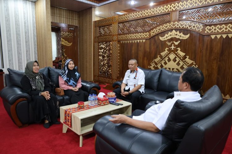 Pj. Bupati Nukman Apresiasi Anisa Ayu Latifah yang Raih Beasiswa S2 di Inggris, Harumkan Nama Lampung Barat