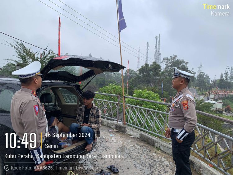 Polres Lampung Barat Gelar Patroli Dialogis untuk Tingkatkan Keamanan di Tempat Wisata dan Pusat Keramaian