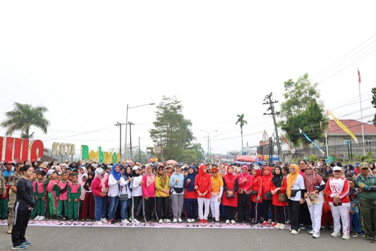 Pj. Bupati Nukman Lepas Jalan Sehat, Ajak Masyarakat Tingkatkan Gaya Hidup Sehat