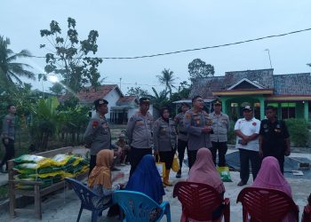 Kapolres Lampung Selatan Kunjungi Warga Terdampak Angin Puting Beliung di Tanjung Harapan