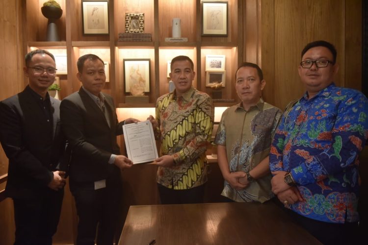 Bupati Pesawaran Teken Kerjasama dengan Solarvest, Dorong Pemanfaatan Energi Terbarukan