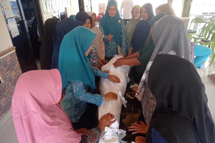 Puluhan Emak-Emak Ikuti Pelatihan Memandikan Jenazah di Pringsewu