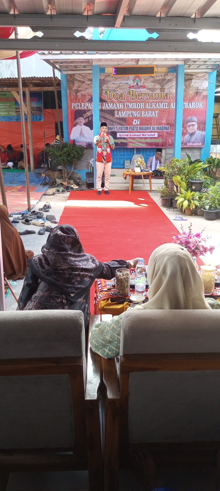 Menyambut Keberangkatan Jamaah Umroh, Hi. Parosil Mabsus Lepas 26 Calon Jamaah di Pekon Giham Sukamaju