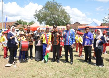 32 Tim Ambil Bagian, Pj. Bupati Tanggamus Mulyadi Irsan Resmi Buka Festival Drumband Satuan Pendidikan 2024 di Pugung
