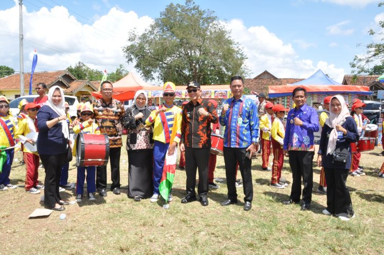 32 Tim Ambil Bagian, Pj. Bupati Tanggamus Mulyadi Irsan Resmi Buka Festival Drumband Satuan Pendidikan 2024 di Pugung