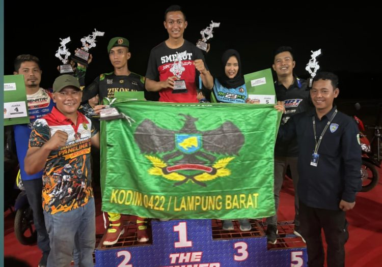 Serda Satria Anggota Kodim 0422/Lampung Barat Raih Piala di Lomba Grasstrack Panglima TNI