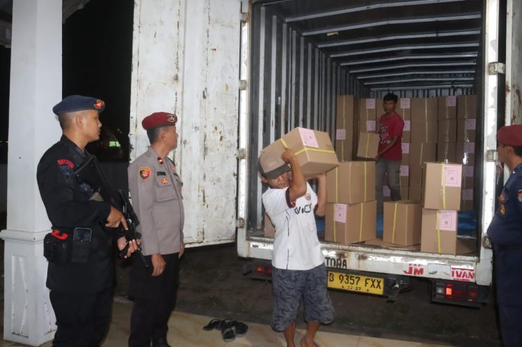 Polres Lampung Selatan Kawal Pengiriman Logistik Pilkada 2024 Hingga ke Gudang KPUD
