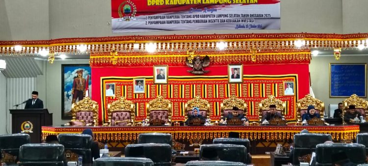 Plt Bupati Lampung Selatan Serahkan R-APBD 2025 di DPRD: Proyeksi Belanja Capai Rp2,37 Triliun