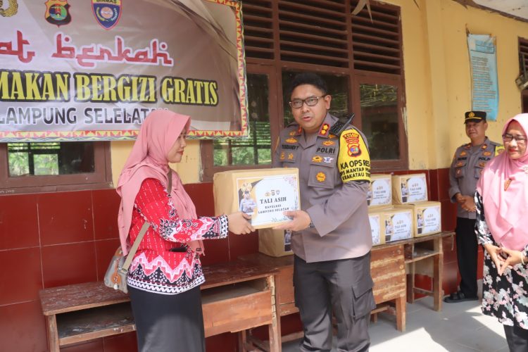 Polres Lampung Selatan Gelar “Jumat Berkah Makan Bergizi” di SDN Kerinjing, Berikan Dukungan untuk Anak Negeri