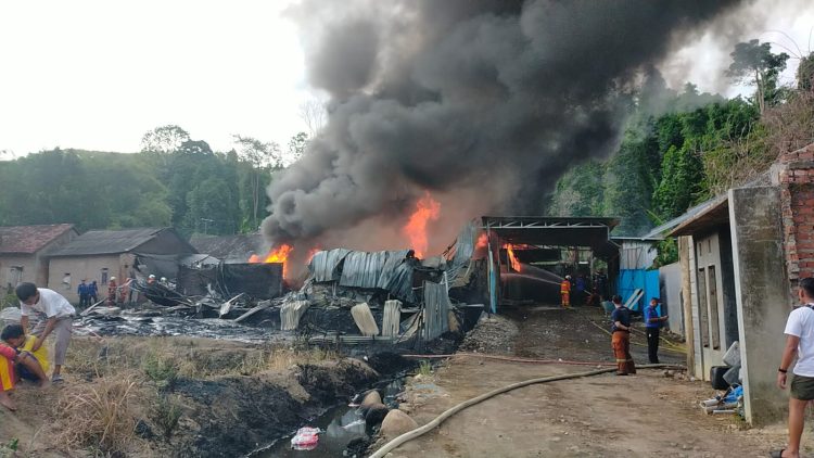 Gudang Solar Terbakar Hebat di Bandar Lampung, Korsleting Diduga Penyebabnya