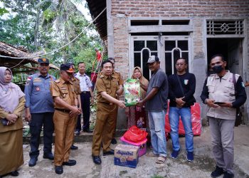Pj Bupati Pringsewu Salurkan Bantuan bagi Korban Terjangan Angin Kencang