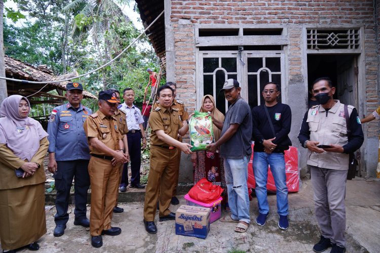 Pj Bupati Pringsewu Salurkan Bantuan bagi Korban Terjangan Angin Kencang