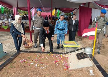 Pemkab Pringsewu Peringati Hari Pahlawan dengan Upacara Khidmat dan Ziarah di Makam Pejuang
