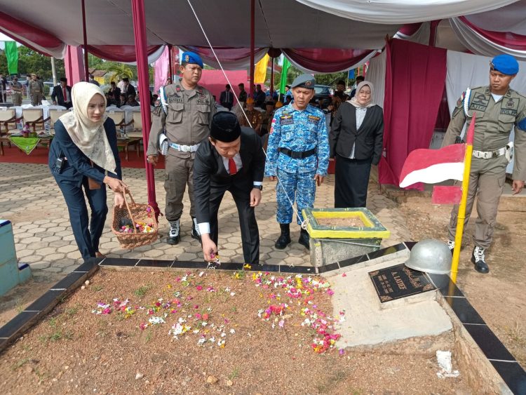 Pemkab Pringsewu Peringati Hari Pahlawan dengan Upacara Khidmat dan Ziarah di Makam Pejuang