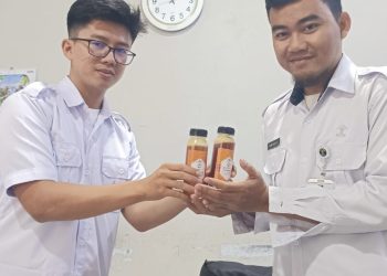 Kalapas Kalianda Bagikan 170 Botol Madu Hasil Panen Masal untuk Petugas Lapas Demi Jaga Kesehatan