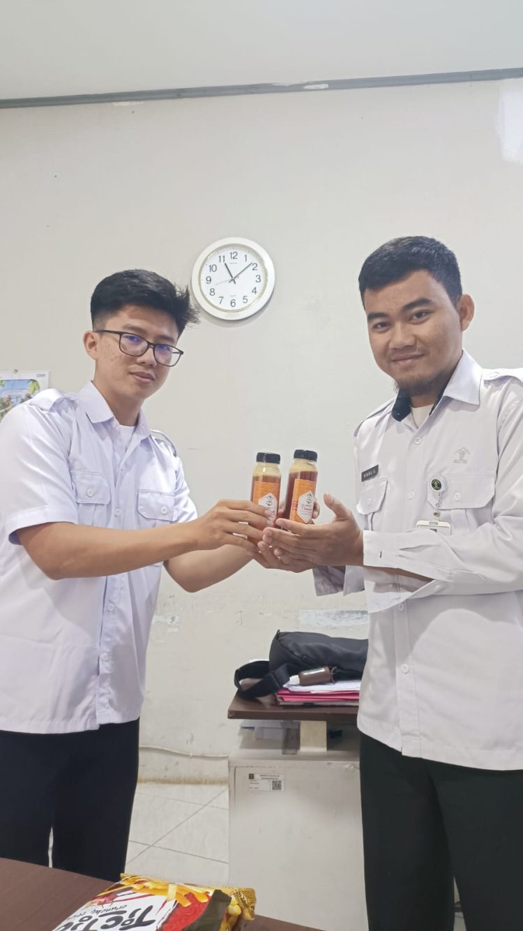 Kalapas Kalianda Bagikan 170 Botol Madu Hasil Panen Masal untuk Petugas Lapas Demi Jaga Kesehatan